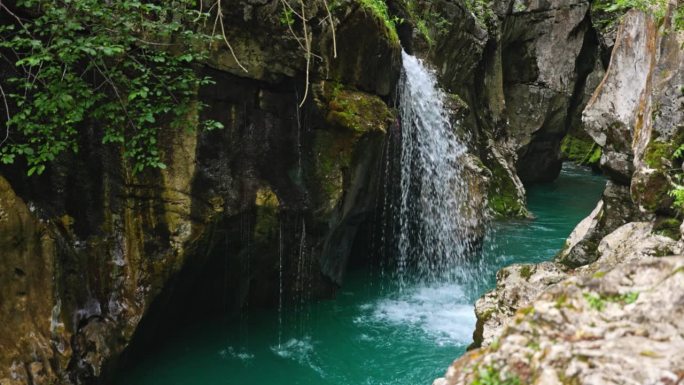 崎岖岩石上的慢动作瀑布。斯洛文尼亚的索卡河。