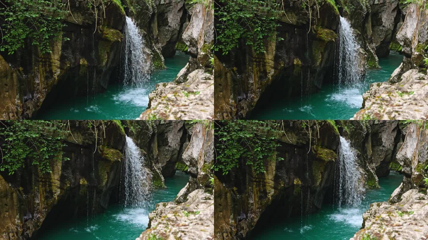 崎岖岩石上的慢动作瀑布。斯洛文尼亚的索卡河。