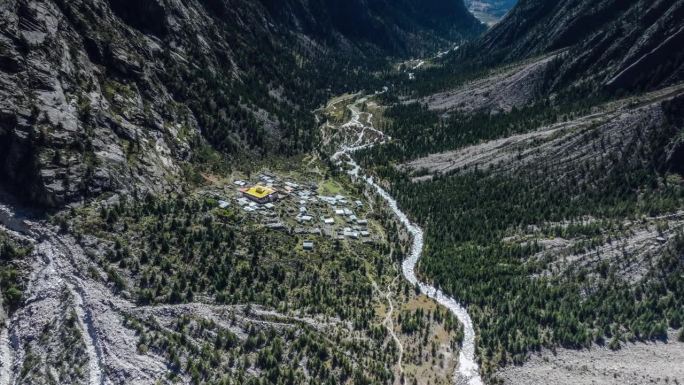 一座古老的藏传佛教寺庙坐落在山谷中