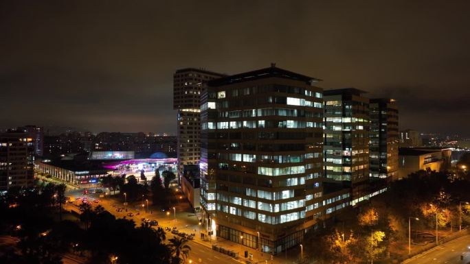 夜间照明巴塞罗那市中心现代办公大楼交通街道航拍全景4k西班牙