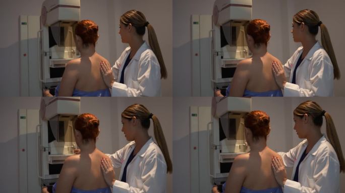医生在医院给病人做乳房x光检查
