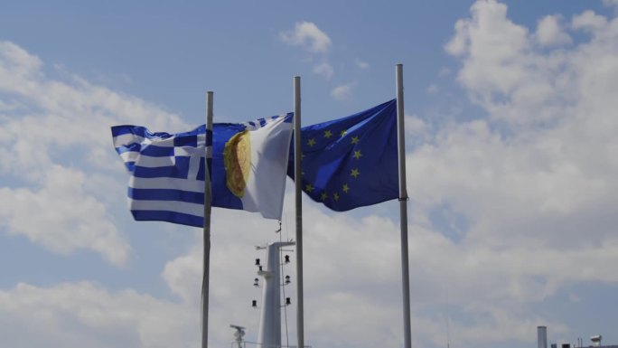 塞萨洛尼基国旗、希腊国旗和欧盟国旗在希腊塞萨洛尼基港口的强风中飘扬