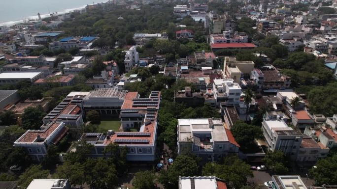 以本地治里为基础的精神社区鸟瞰图，室利阿罗宾多道场和阿纳库拉维那雅格寺。邻近的海滩和城市住宅都安装了