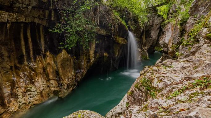 运动控制时间流逝瀑布在崎岖的岩石和绿松石池。斯洛文尼亚的索卡河。