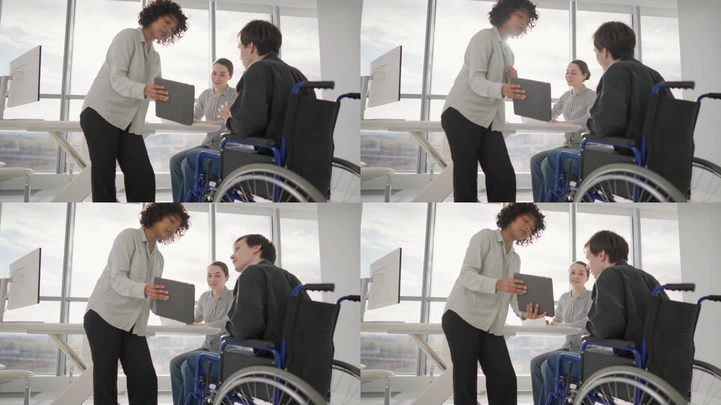 轮椅男子与人沟通