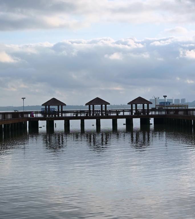 海南三亚陵水早晨海上日出朝霞木栈道