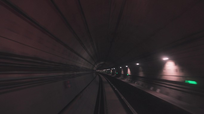 地铁穿梭穿越隧道后退视角