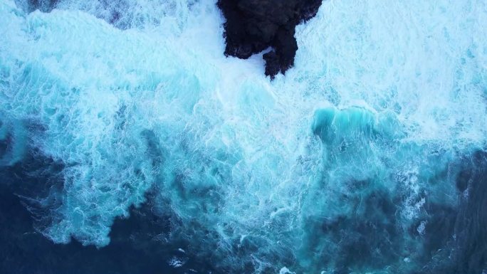 海浪拍打黑礁石溅起唯美浪花