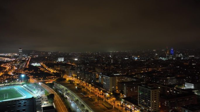 夜间照明巴塞罗那中心城市景观交通海湾道路航拍全景4k西班牙