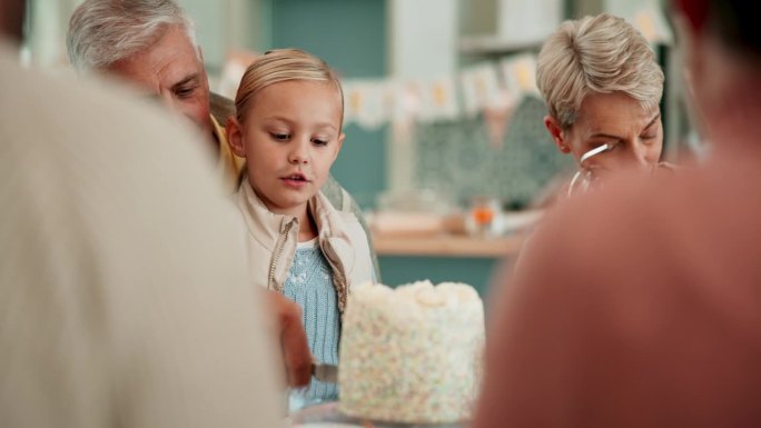 生日蛋糕，兴奋的和孩子一起和家人一起庆祝，切成彩虹片一起做甜点。聚会，惊喜或社交聚会与人，祖父母和父