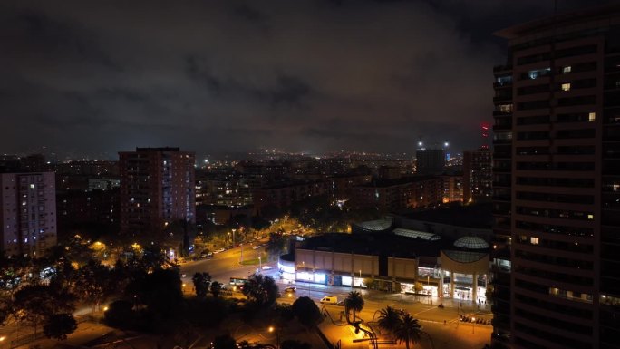 夜间照明巴塞罗那城市现代商场外部交通街道十字路口航拍全景4k西班牙