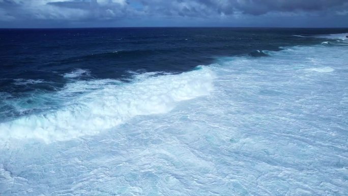 壮观大海翻滚的海浪巨浪