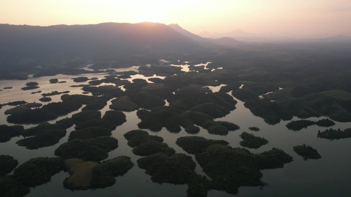 自然淡水湖上的日落景观，老挝