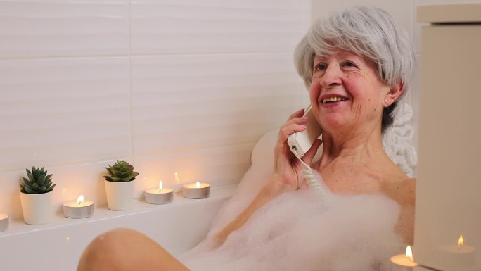 老女人一边洗澡一边讲固定电话
