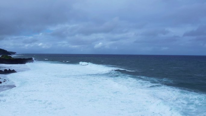 海天一线，大海翻滚海浪巨浪