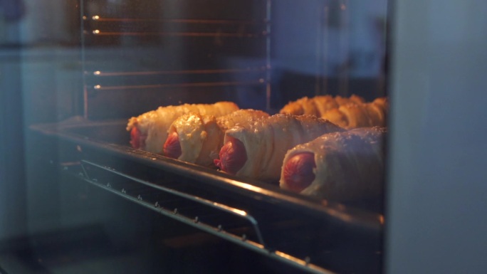 在烤箱的烤盘上烤香肠，在家里制作香肠的过程