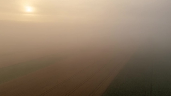 超延时延时太阳和雾在乡村景观