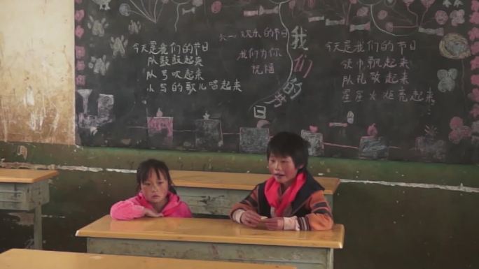 贫困山区的小学生在学校上课