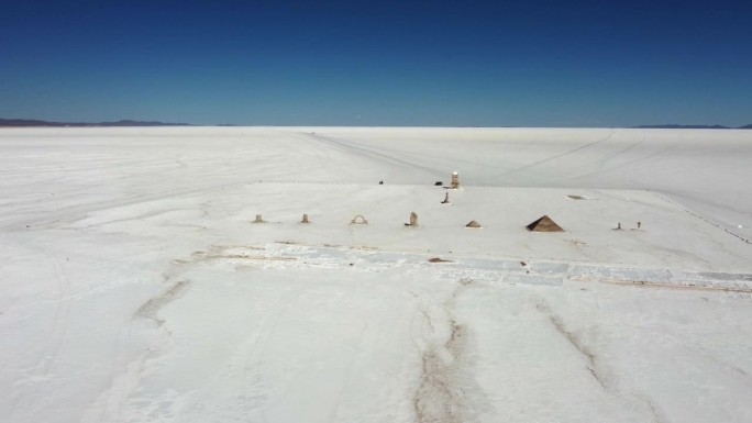 空中轨道在玻利维亚乌尤尼盐湖平原盐雕塑公园