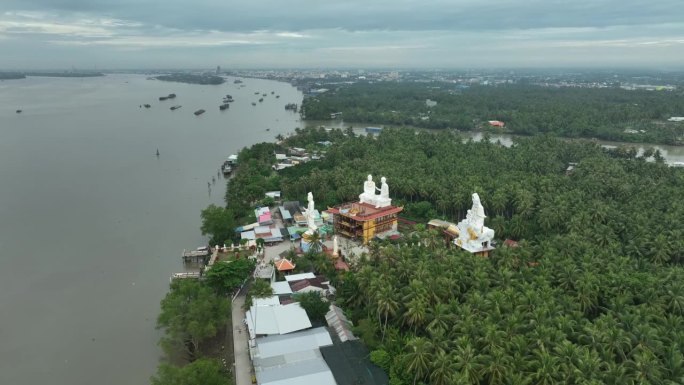 这座塔位于越南天江省连华塔的天河岸边，那里有巨大的佛像