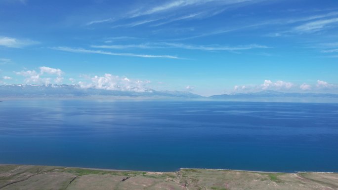 航拍新疆旅游赛里木湖蓝色湖水自然风景