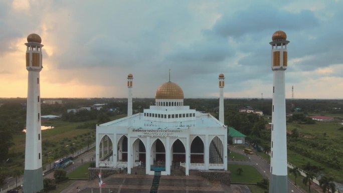 鸟瞰泰国南部宋卡省中央清真寺美丽的日落天空