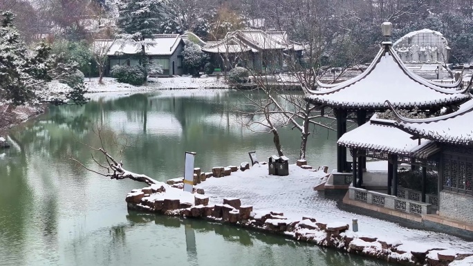 航拍瘦西湖景区园林大明寺观音山宋夹城雪景