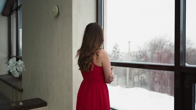 女人在窗外观察冬天