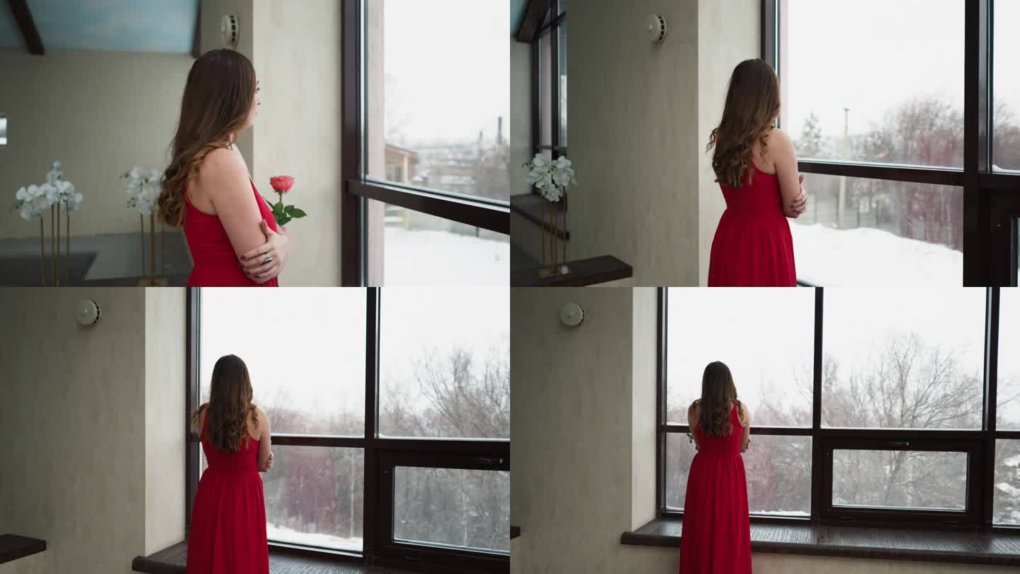 女人在窗外观察冬天