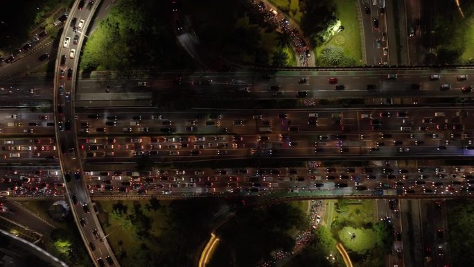 夜间照明雅加达市中心高流量街道道路交汇处空中俯视全景4k印度尼西亚