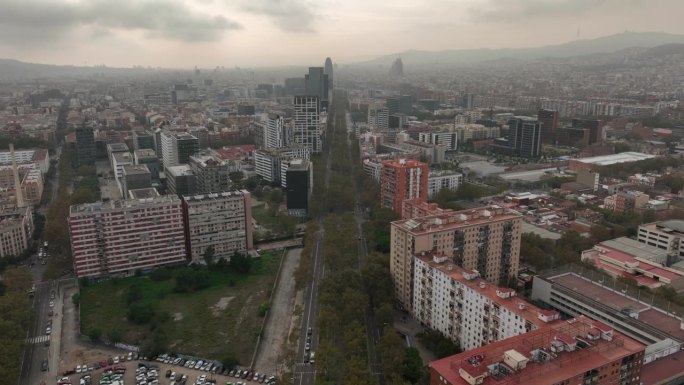 晚上巴塞罗那市著名的对角线交通街道中心区航拍全景4k西班牙