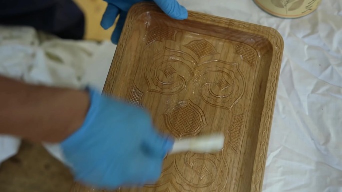 用蜂蜡涂抹雕刻精美的木板