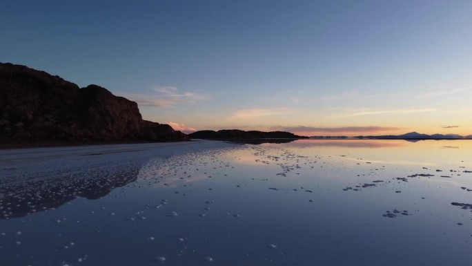夕阳下，航拍玻利维亚乌尤尼盐湖水面