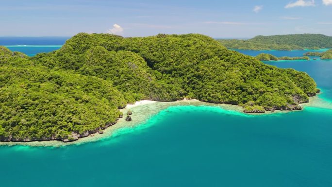 斐济劳地区偏远岛屿上的僻静海滩