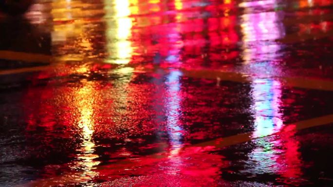 下雨的路面，反光的在路面的灯