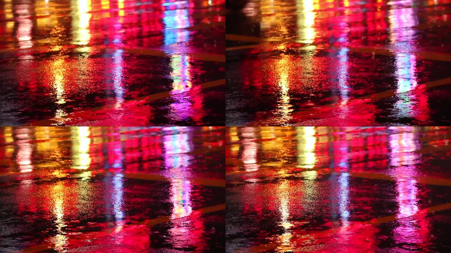 下雨的路面，反光的在路面的灯