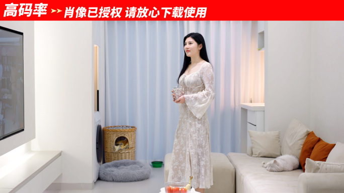 美女入住新房露出满意的笑容