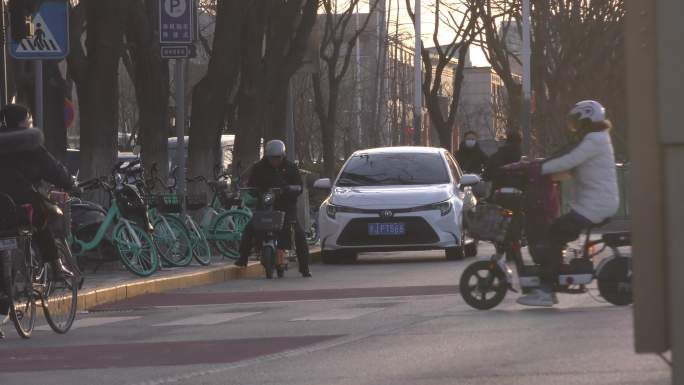 冬天城市人文骑行遛弯送孩子上学行人上班