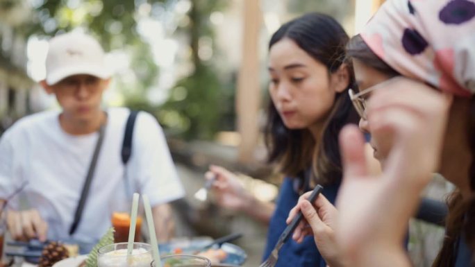 亚洲朋友会在假期一起享受户外美食。