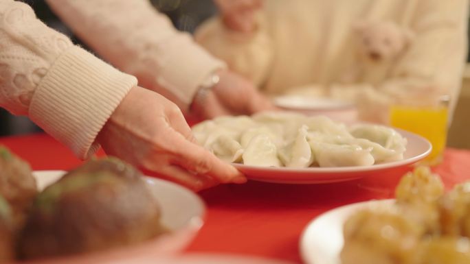 春节节日里全家一起吃饺子