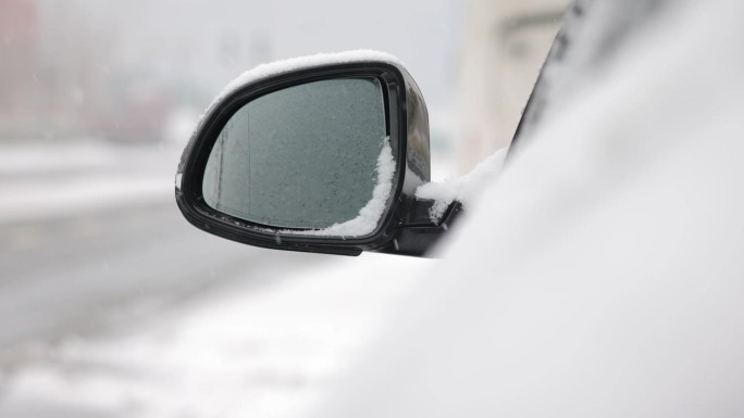 白雪覆盖的汽车后视镜
