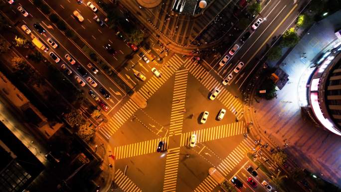 俯视繁忙的车辆车流夜景延时摄影