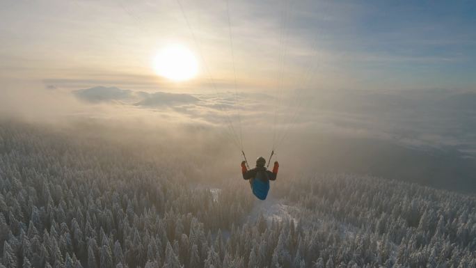 滑翔伞飞越雾蒙蒙的云层