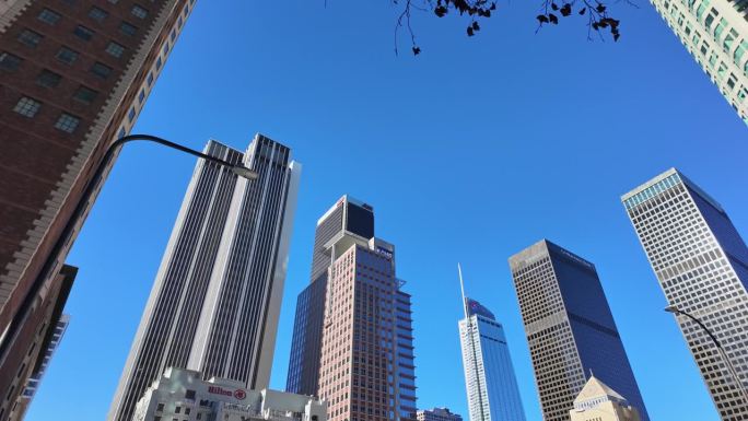 洛杉矶市中心摩天大楼的低角度视图