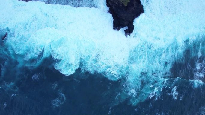 大海海浪浪花拍打礁石