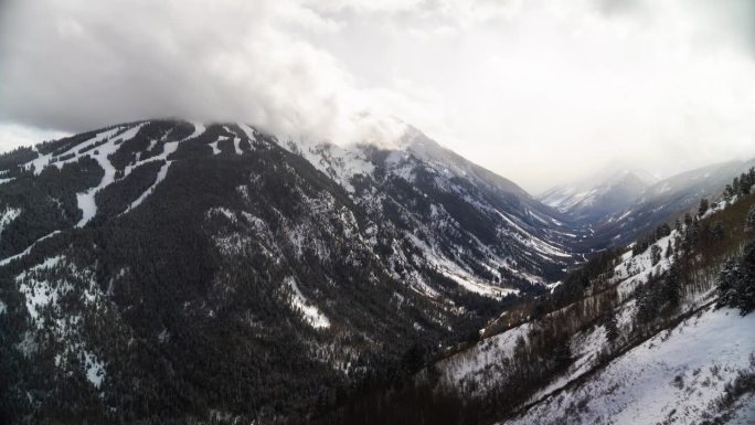 白杨高地延时阿贾克斯滑雪道运行酪乳雪堆栗色钟金字塔峰落基山脉冬季灰色多雪多云运动风景优美的景观