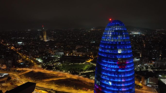 夜间照明巴塞罗那市著名的办公大楼顶部外部交通街道航拍全景4k西班牙