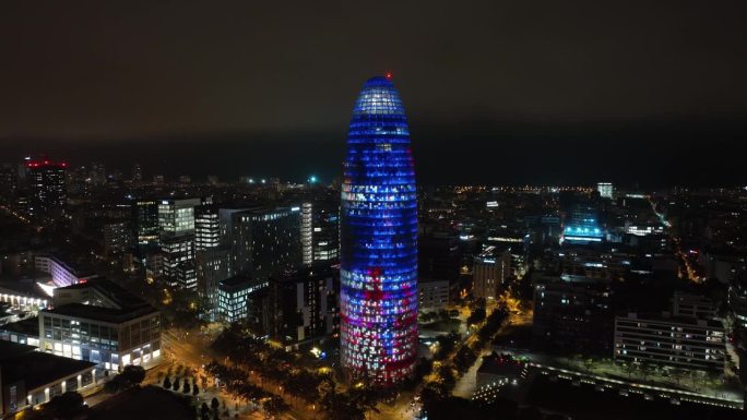 夜间照明巴塞罗那市著名的办公大楼外部航拍全景4k西班牙