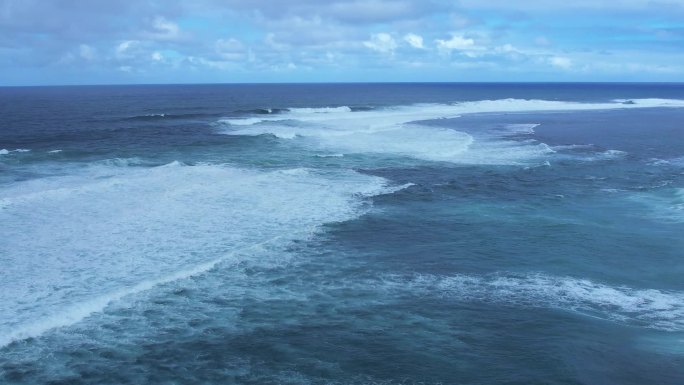 辽阔大海，海面，浪花翻滚