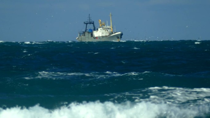 拖网渔船和海浪风浪捕捞船出海远洋科考船补